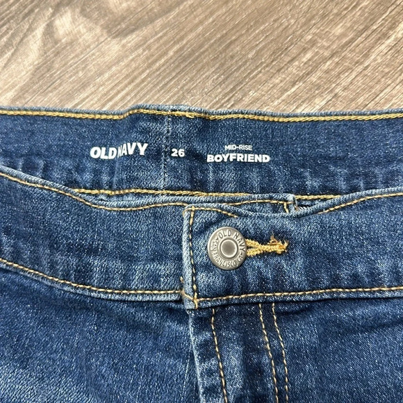 Old Navy  mid rise boyfriend shorts w raw hem and distressed look NWT - Picture 3 of 3